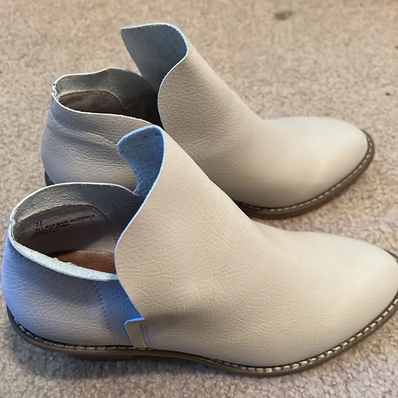 UNIVERSAL THREAD ankle booties w/ 1 inch chunky heel - Picture 2 of 4